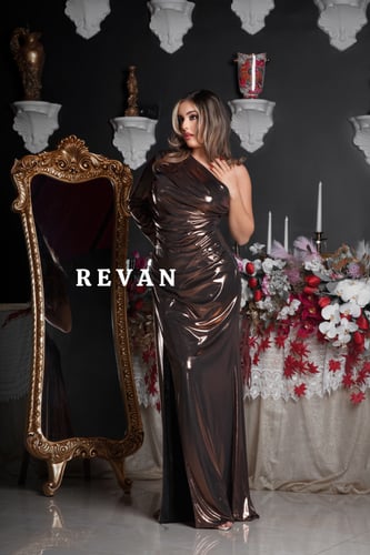 فستان بكتف واحد بتصميم لامع وشق جانبي جذاب