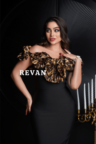 فستان سهرة أسود بتفاصيل أنيقة