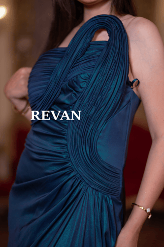 فستان سهرة ملكي بكسرات جانبية