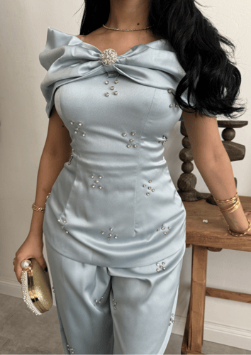 طقم عيد فاخر بتفاصيل كريستالية من ريڤــان