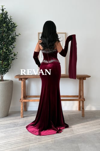 فستان مخملي سحر الإطلالة الملكية