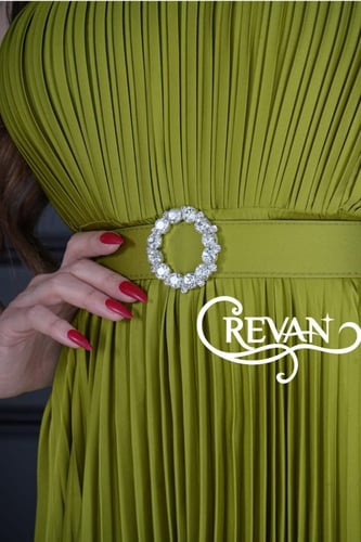 فستان طويل ستان كسرات بكتف واحد