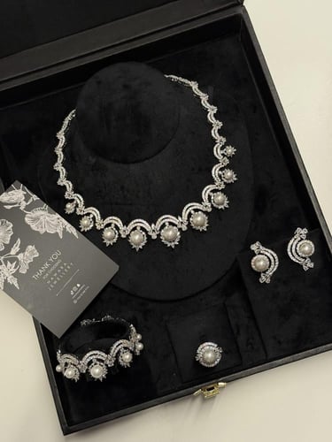 عقد لولو ملكي