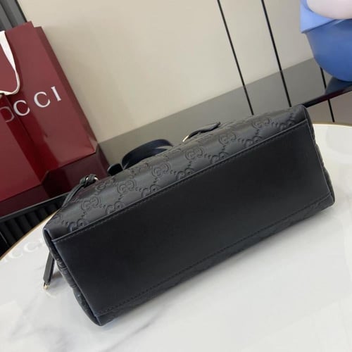 قوتشي GG Emblem medium tote bag وسط مقاس 25cm