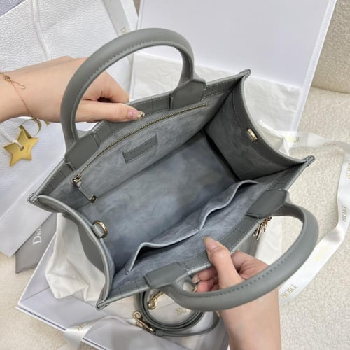 ديور بوك توت صغير