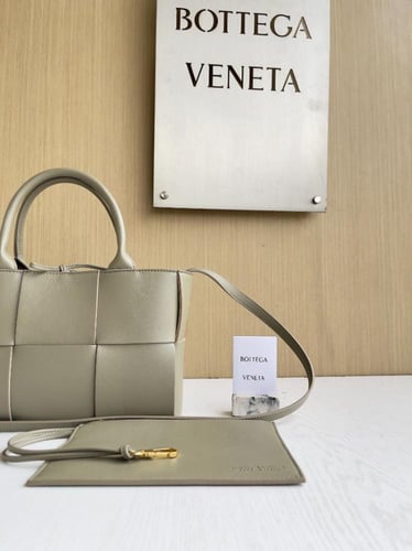 بوتيقا Mini Arco Tote مقاس 25cm