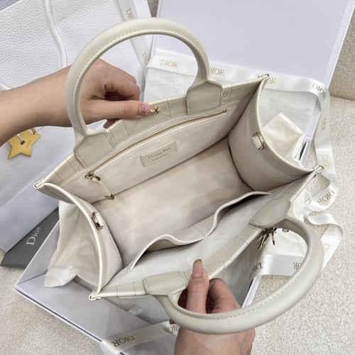 ديور بوك توت صغير