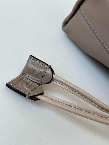 شنطة Mamma Baguette من فندي بحجم وسط 26.5cm