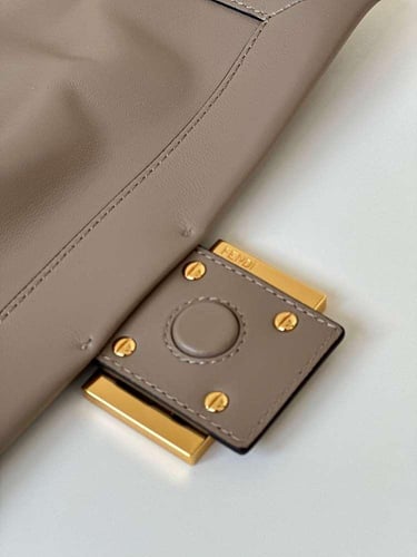 شنطة Mamma Baguette من فندي بحجم وسط 26.5cm