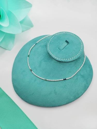 عقد من الفضة مرصع باحجار اللؤلؤ والاونكس لون ابيض