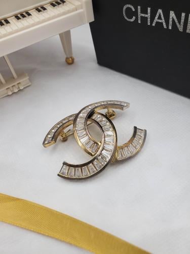 بروش شانيل فضي وذهبي 02