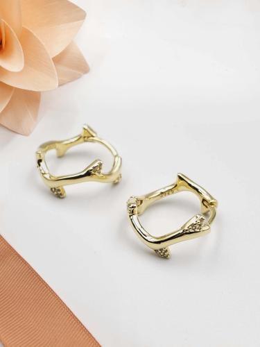 اقراط فضة بتصميم انيق