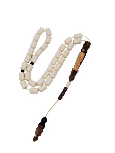 سبحة من حبات العظم مطعمة بخشب الكوك