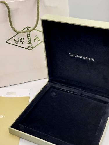 ملحقات فان كليف Van cleef الأصلية للأطقم