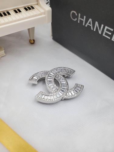 بروش شانيل فضي03