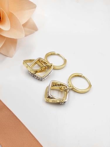 اقراط فضة مرصع بالزركون بتصميم عصري وجذاب