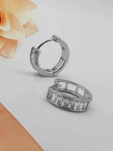 أقراط فضة دائرية باللون الذهبي وحجر الزركون