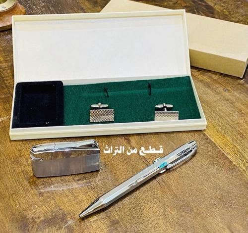 من النوادر؛ طقم أنيق وقديم جداً بلون فضي مميز مكوّ...
