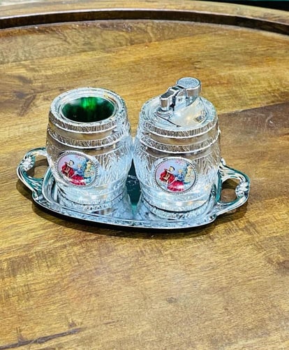 من القطع المميزة؛ طقم مكون من ولاعة وطفاية على شكل...