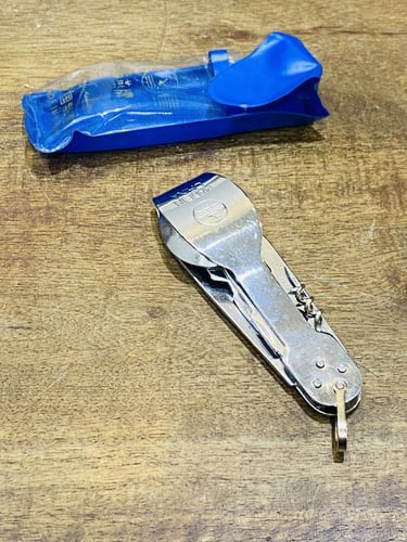 من النوادر؛ سكين رحلات ٦ في ١ يوجد بها مكان لتعليق...