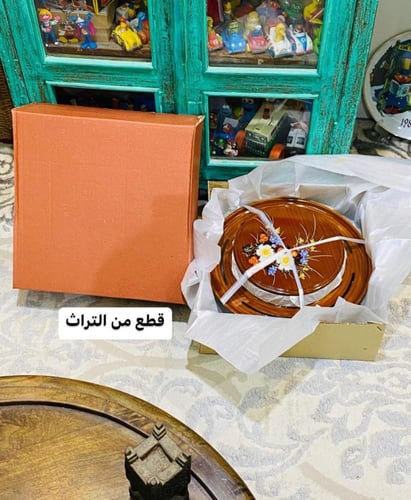 من البنود الشحيحة؛ صينية تقديم بثلاث طبقات؛ بورود...