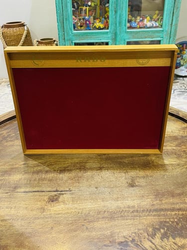 من البنود الشحيحة جداً؛ قطعة مستطيلة الشكل من الخش...