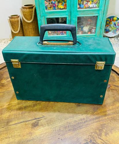 من النوادر؛ شنطة لحفظ أشرطة الفيديو من أحدى شركات...