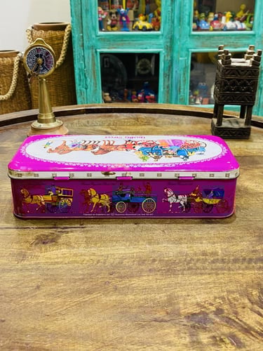 من البنود الشحيحة؛ علبة معدنية قديمة لشركة ماكنتوش...