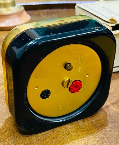 من البنود الشحيحة؛ ساعة أنيقة جداً وبلون مميز من ا...