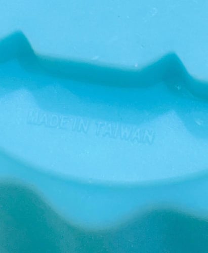 صحن كان يستخدم للكريمة بكلمات ترحيبية مثل هلا و مر...