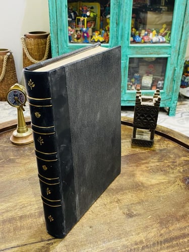 من البنود الشحيحة؛ مجلد ضخم باللغة الإنجليزية يتحد...