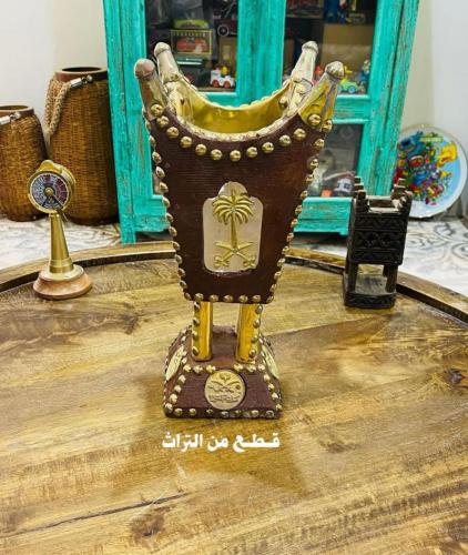 من النوادر؛ مبخرة من الخشب الطبيعي ثقيلة الوزن لم...