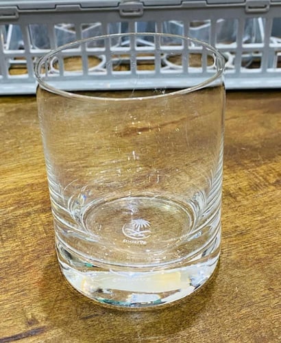 من البنود المميزة؛ صندوق بداخله عدد ١٢ كأس بشعار ا...