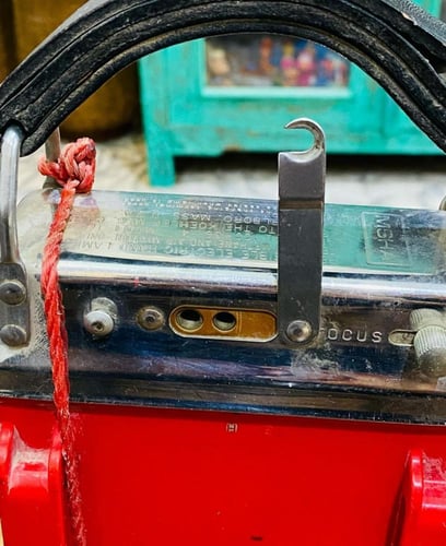 من البنود الشحيحة؛ كشاف من المعدن قديم جداً وتقيل...