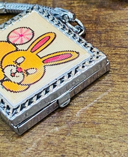 ميداليات قديمة ومن أندر التعليقات بهذا الشكل؛ كل م...