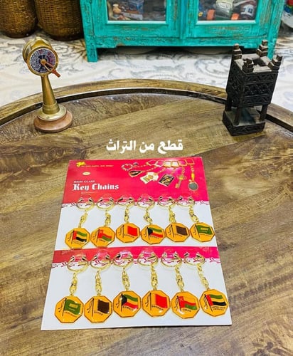 من البنود الشحيحة؛ تعليقة ميداليات معدن قديمة وثقي...