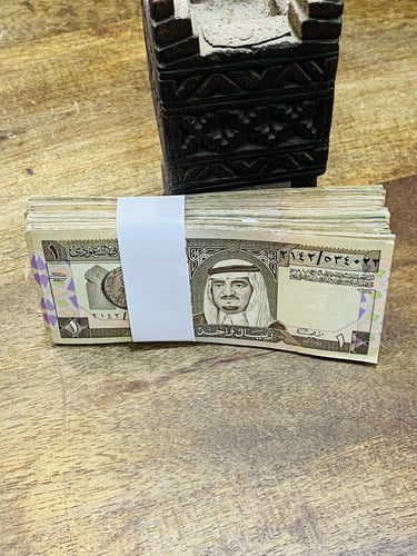 رزمة ٩٨ قطعة فئة ١ ريال الملك فهد؛ يوجد بها الطبعا...