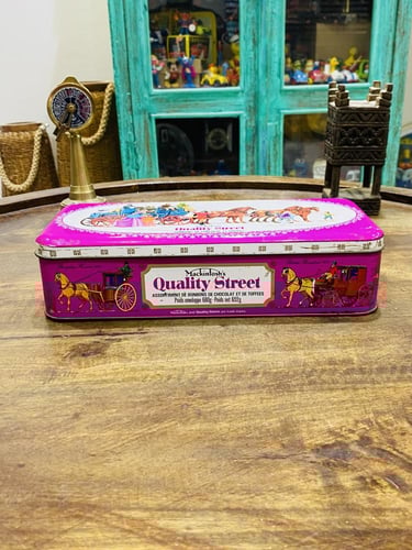 من البنود الشحيحة؛ علبة معدنية قديمة لشركة ماكنتوش...