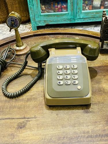 من البنود الشحيحة؛ تلفون بلون مميز جداً قديم ونظيف...