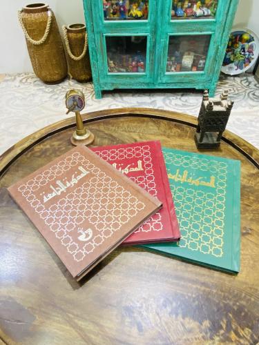 من النوادر؛ المذكرة الجامعية؛ كبيرة الحجم بتجليد فاخر خاصة بجامعات المملكة العربية السعودية؛ لم تستخدم ومخزنة تخزين ممتاز؛ السعر ل...