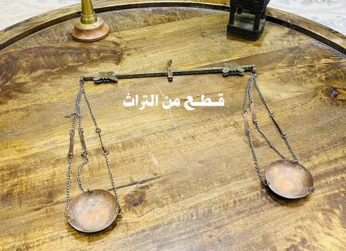 من النوادر؛ ميزان لؤلؤ من النحاس صناعة متقنة؛ قديم...