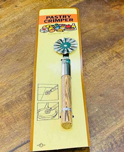 من النوادر؛ عجلة لتقطيع العجين وغيره بجودة عالية؛...