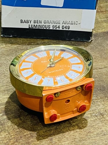 من النوادر؛ ساعة منبة تعمل بالتكويك بلون جميل وممي...