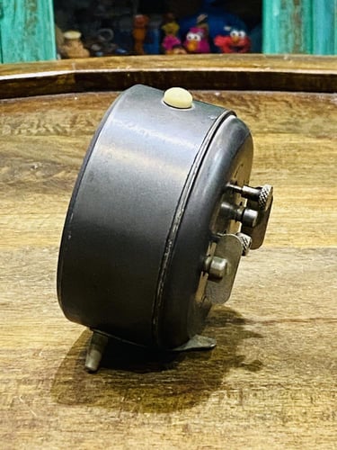 من البنود الشحيحة جداً؛ ساعة خراش بحجم صغير (واضح...