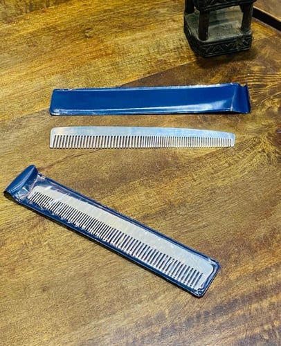 مشط من المعدن المتين؛ كل مشط داخل مغلف بلاستيكي مت...