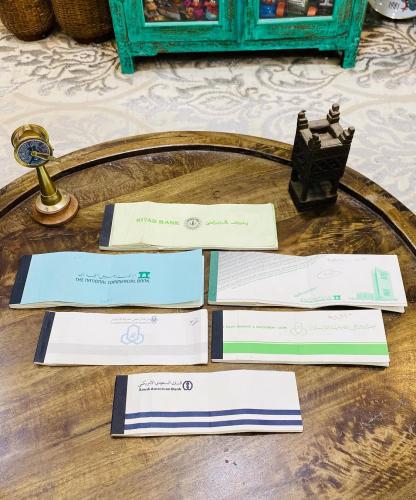 عدد ٦ دفاتر شيكات لبنوك سعودية قديمة ويتضح ذلك في...