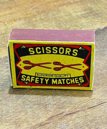 عدد ٣ كباريت مختلفة؛ السعر للجميع