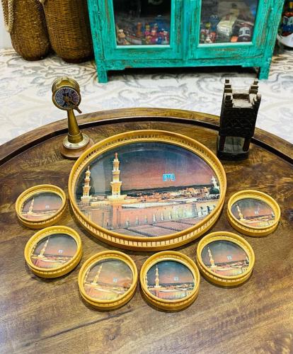 من البنود المميزة؛ صينية تقديم بحجم ٣٠سم تقريباً؛...