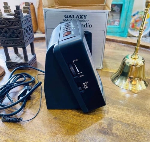 من النوادر؛ جهاز راديو وساعة بشكل جميل ومميز؛ يعمل...