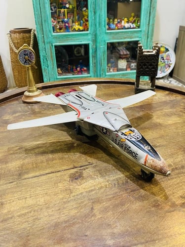 من النوادر؛ طائرة مصنوعة من الصاج والبلاستيك أجنحت...